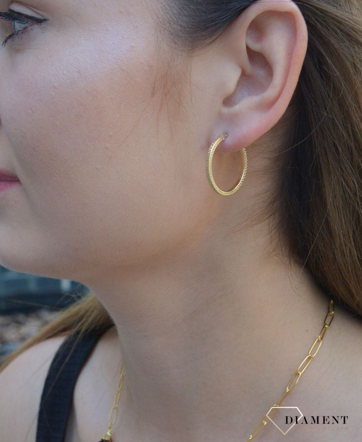 Złote kolczyki 333 koła grawerowane KL 11265A 333. Eleganckie, grawerowane kolczyki koła wykonane ze złota próby 333 o wadze około 1,96 g oraz średnicy około 2,4 cm. Ich kształt jest uniwersalny..jpg